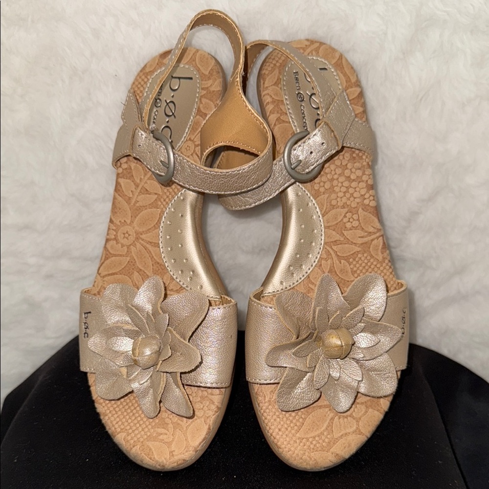 ⬇️b.o.c. Champagne Sandals with Floral Embellishments - Picture 2 of 9